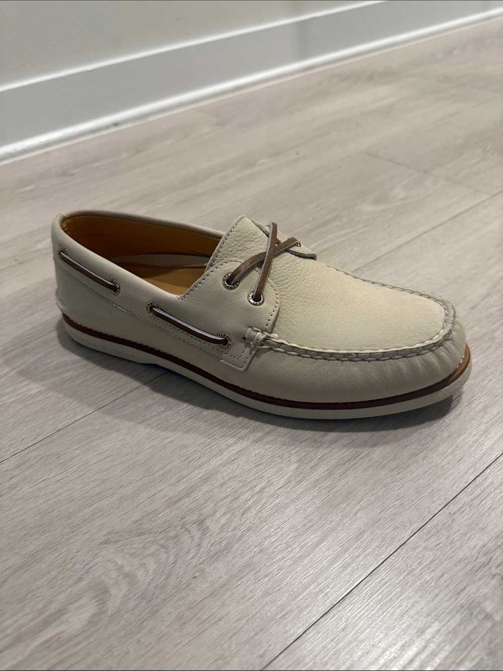 Sperry Cream Leather Boat Shoe with Brown Laces men’s 9.5
